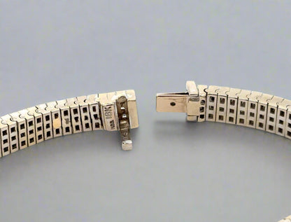 Close up of the clasp and the lock with 18K stamp
