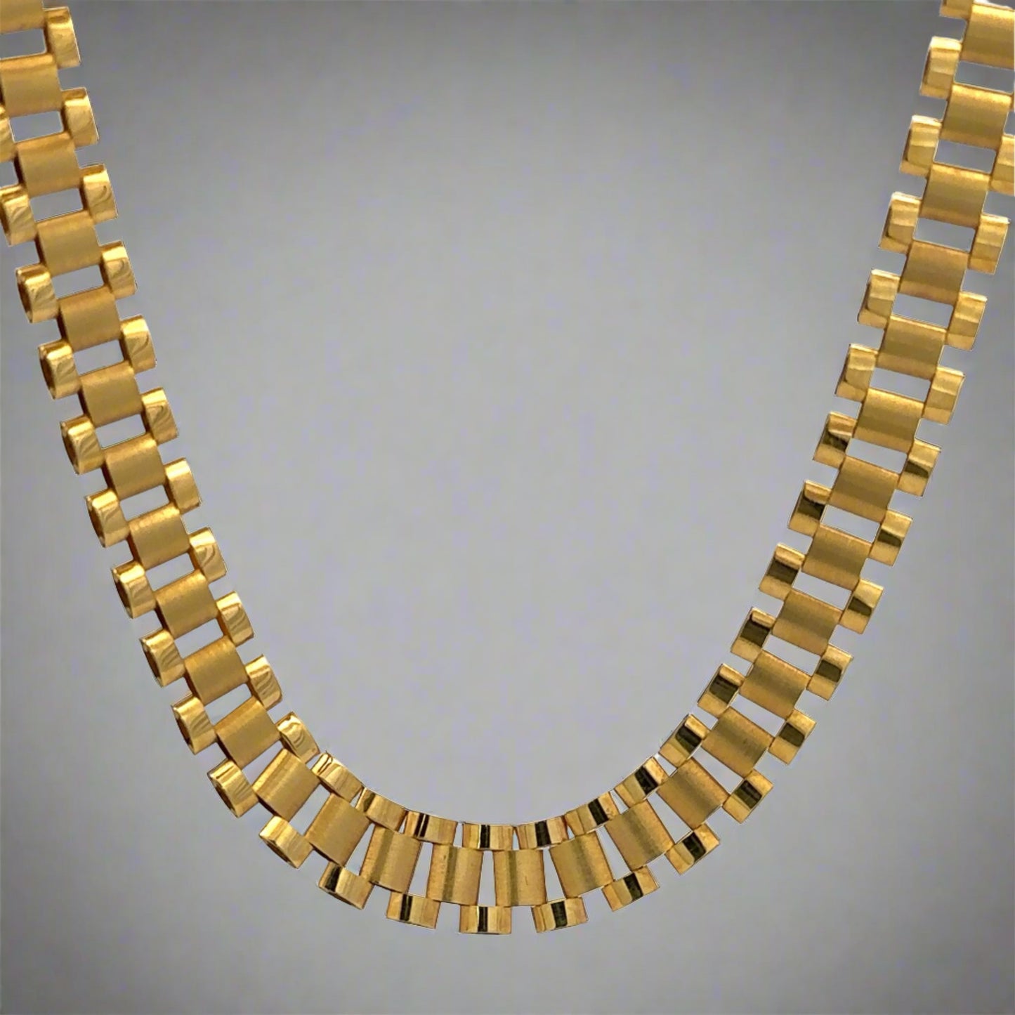 Front of Rolex chain in yellow gold