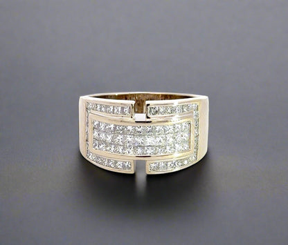 Front of ring with 3 rows of 11 princess-cut diamonds in the center and priness-cut diamonds on the side