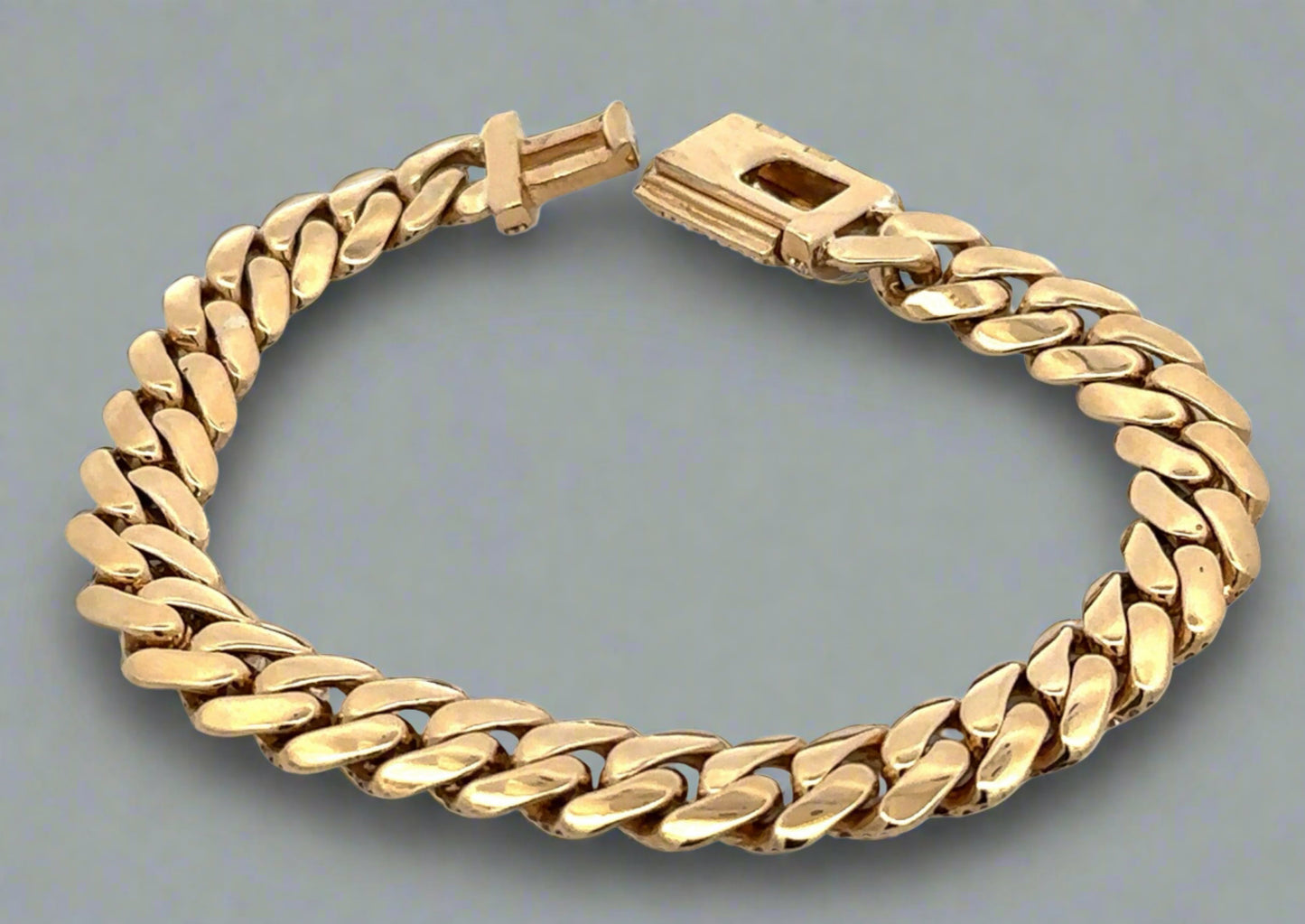 Back of bracelet in yellow gold with no diamonds