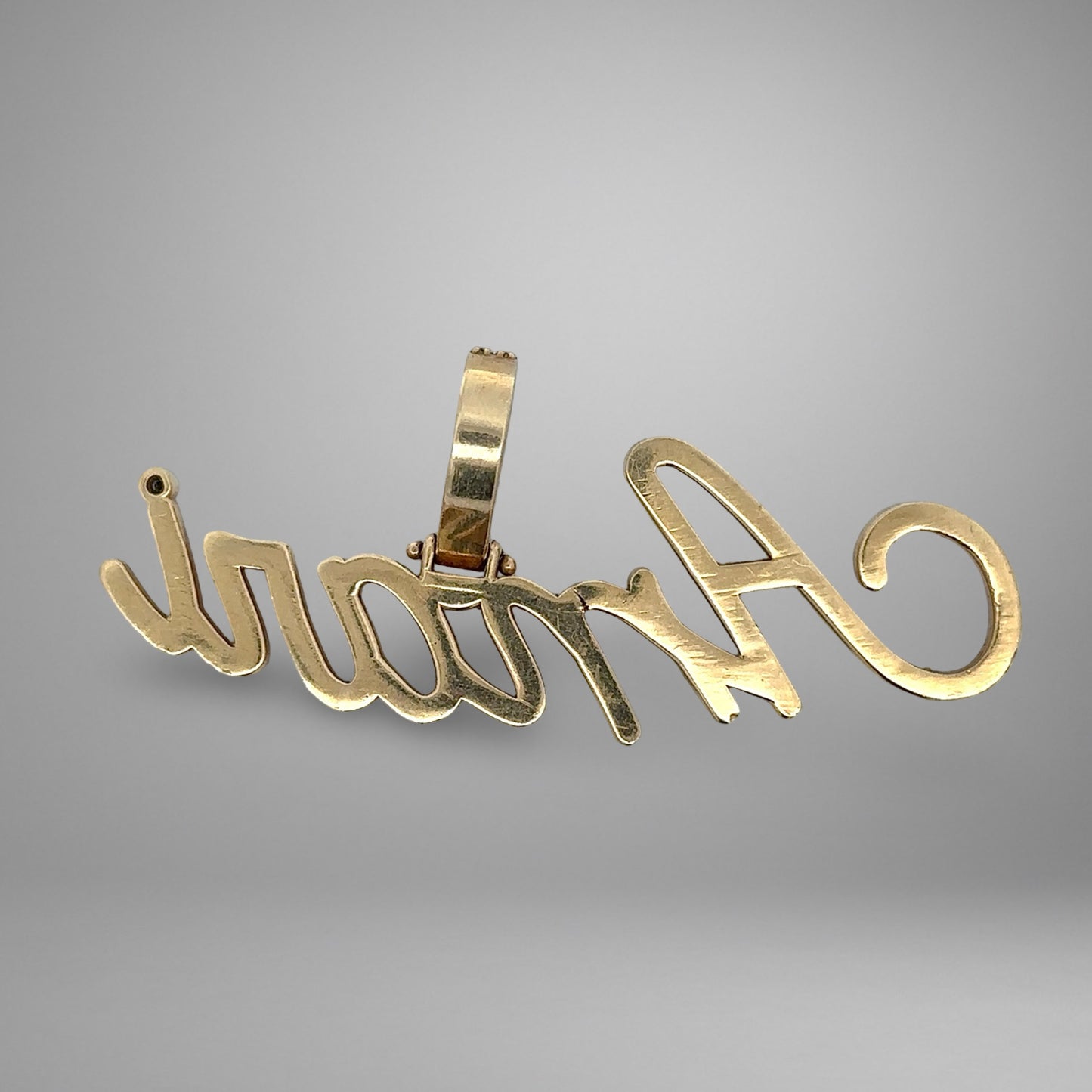 Back of Amari name pendant in yellow gold