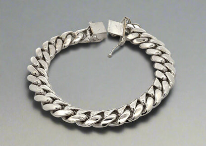 Back of white gold bracelet with no diamonds