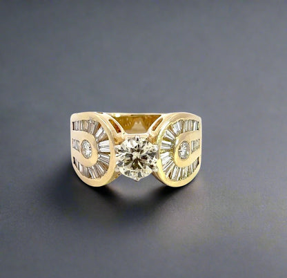 Yellow gold diamond ring with 1 round center diamond + 2 small round diamonds + baguettes on the band.