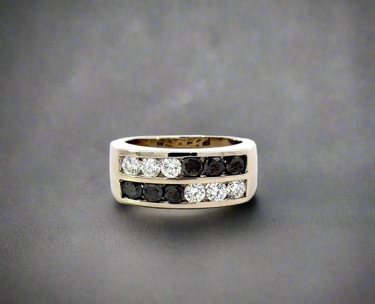 360 video of white gold band ring 