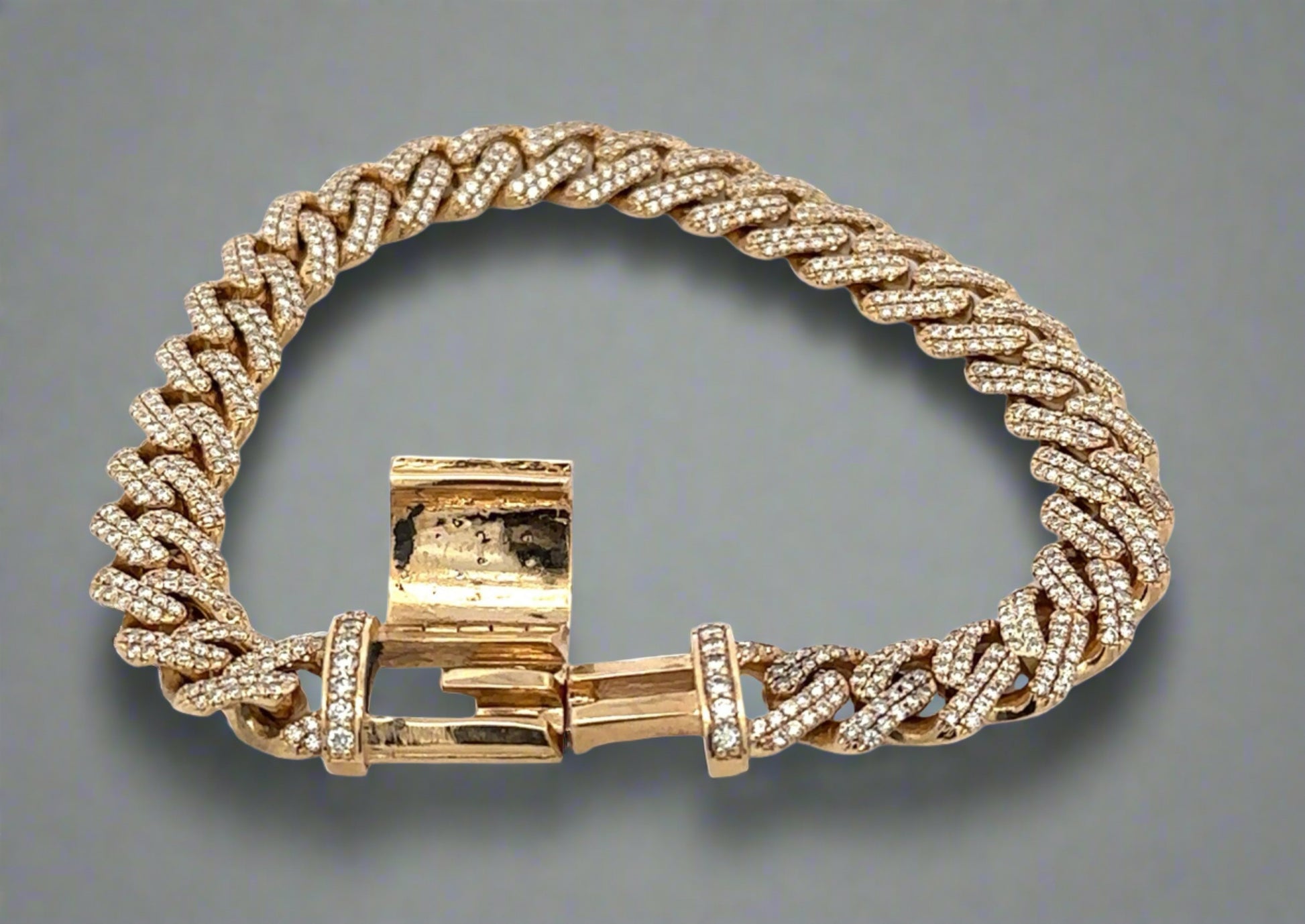 360 video of diamond yellow gold cuban bracelet