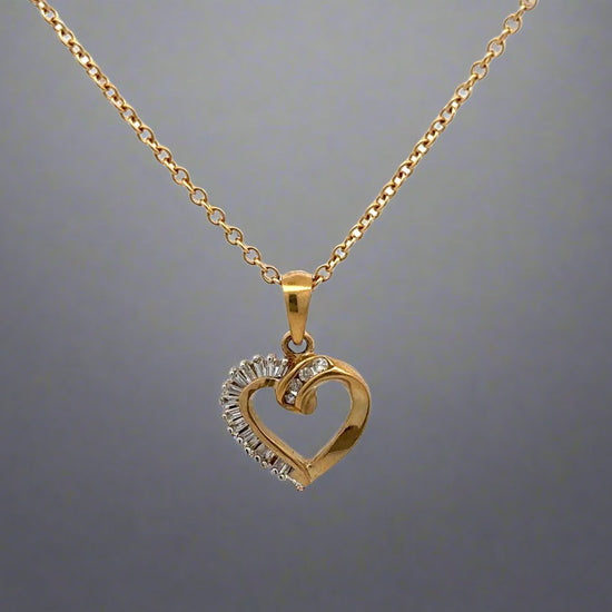 360 video of diamond heart necklace