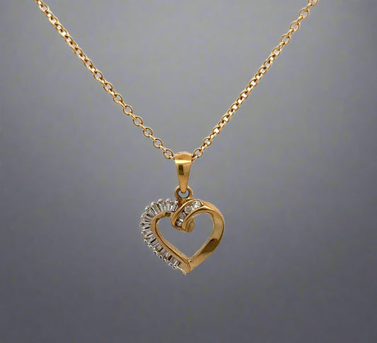 360 video of diamond heart necklace