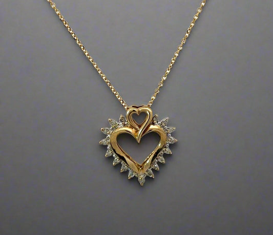 360 video of diamond heart necklace