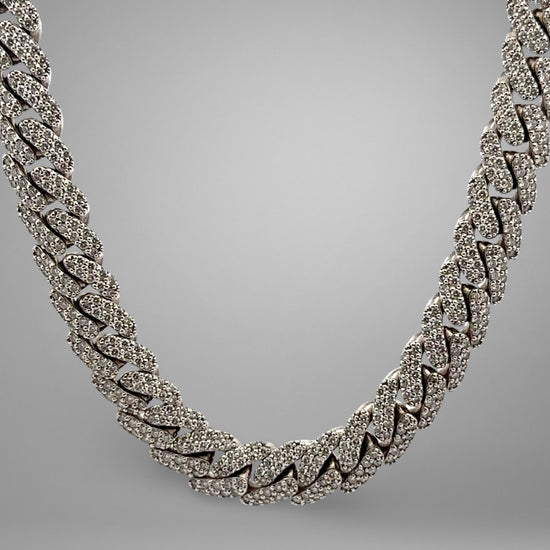 360 video of a diamond miami cuban link chain