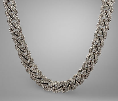 360 video of a diamond miami cuban link chain