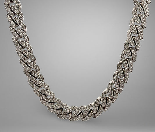 360 video of a diamond miami cuban link chain