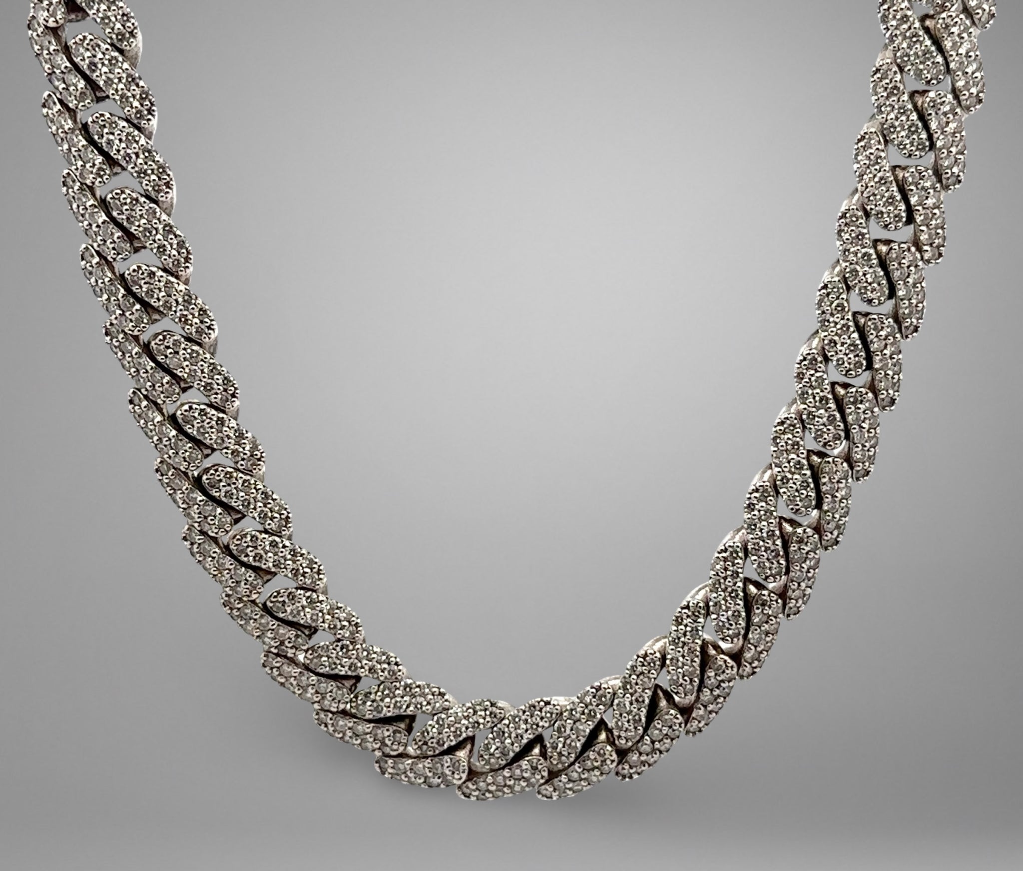 360 video of a diamond miami cuban link chain
