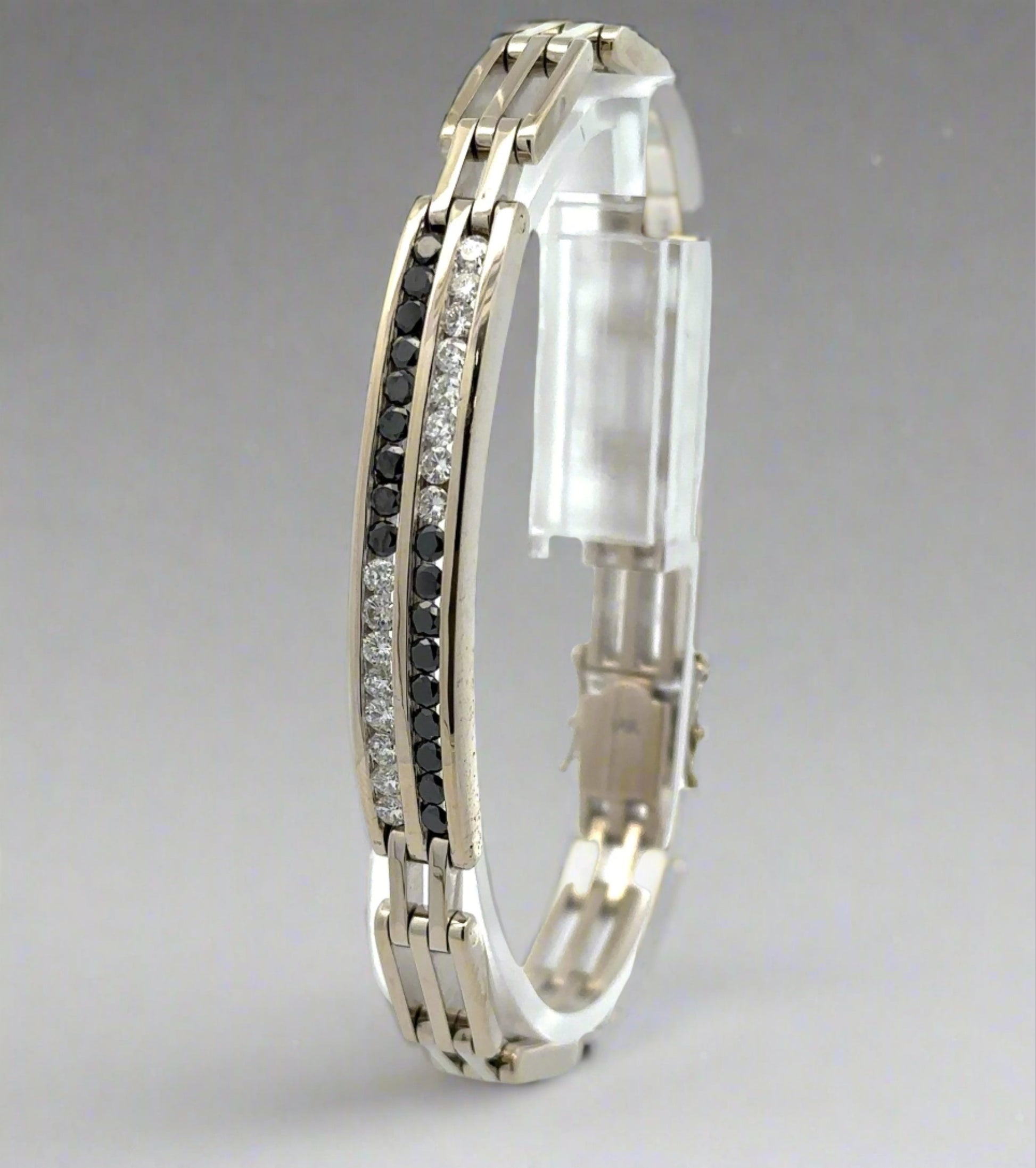 360 vide of link-style diamond bracelet