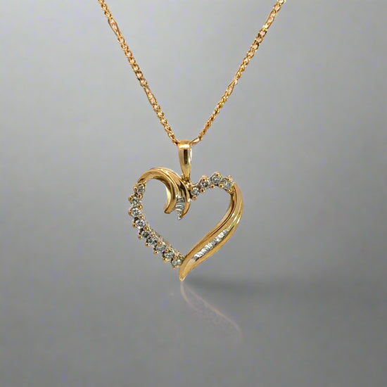360 video of diamond heart necklace in yellow gold