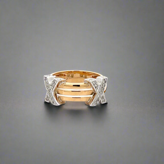 360 Video of white + yellow gold XX ring. Front of ring is open between gold.