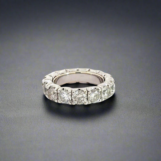 360 Video of white gold ring with round diamonds all the way around