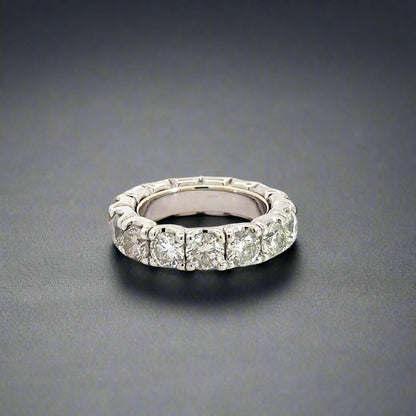 360 Video of white gold ring with round diamonds all the way around