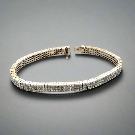 360 video of white gold bracelet with princess-cut diamonds in rows of 3