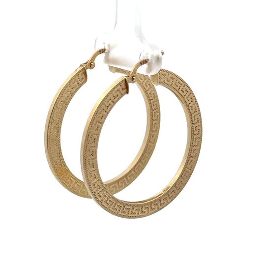 360 video of yellow gold hoops