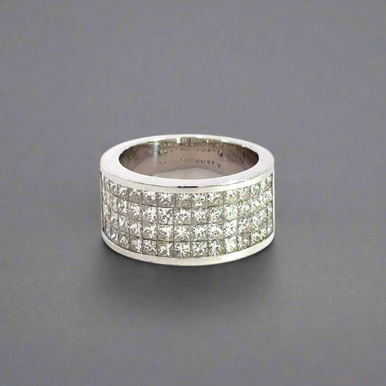 360 video of white gold band ring with 4 rows of princess-cut diamonds on the front