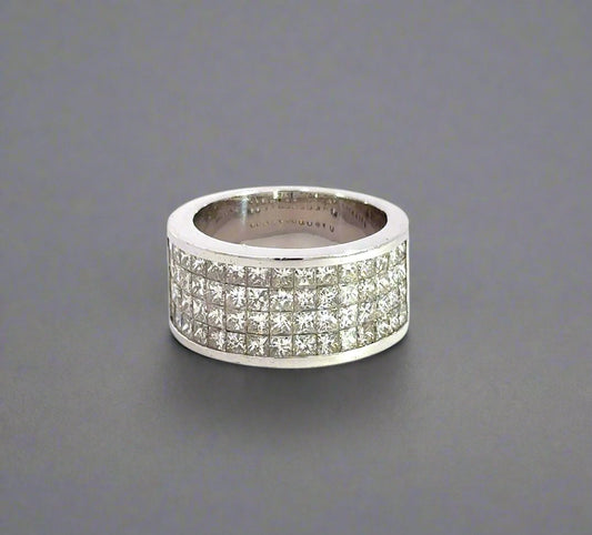 360 video of white gold band ring with 4 rows of princess-cut diamonds on the front