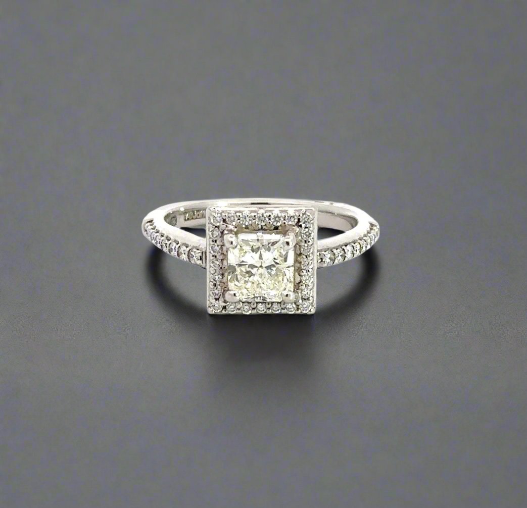 360 view of white gold diamond princess-cut ring