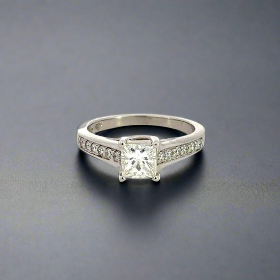 360 video of princess-cut diamond engagement ring