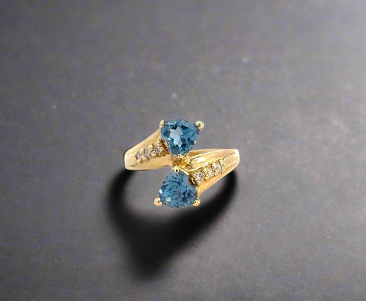 360 video of yellow gold ring with 2 blue colored gemstones and 6 small round diamonds